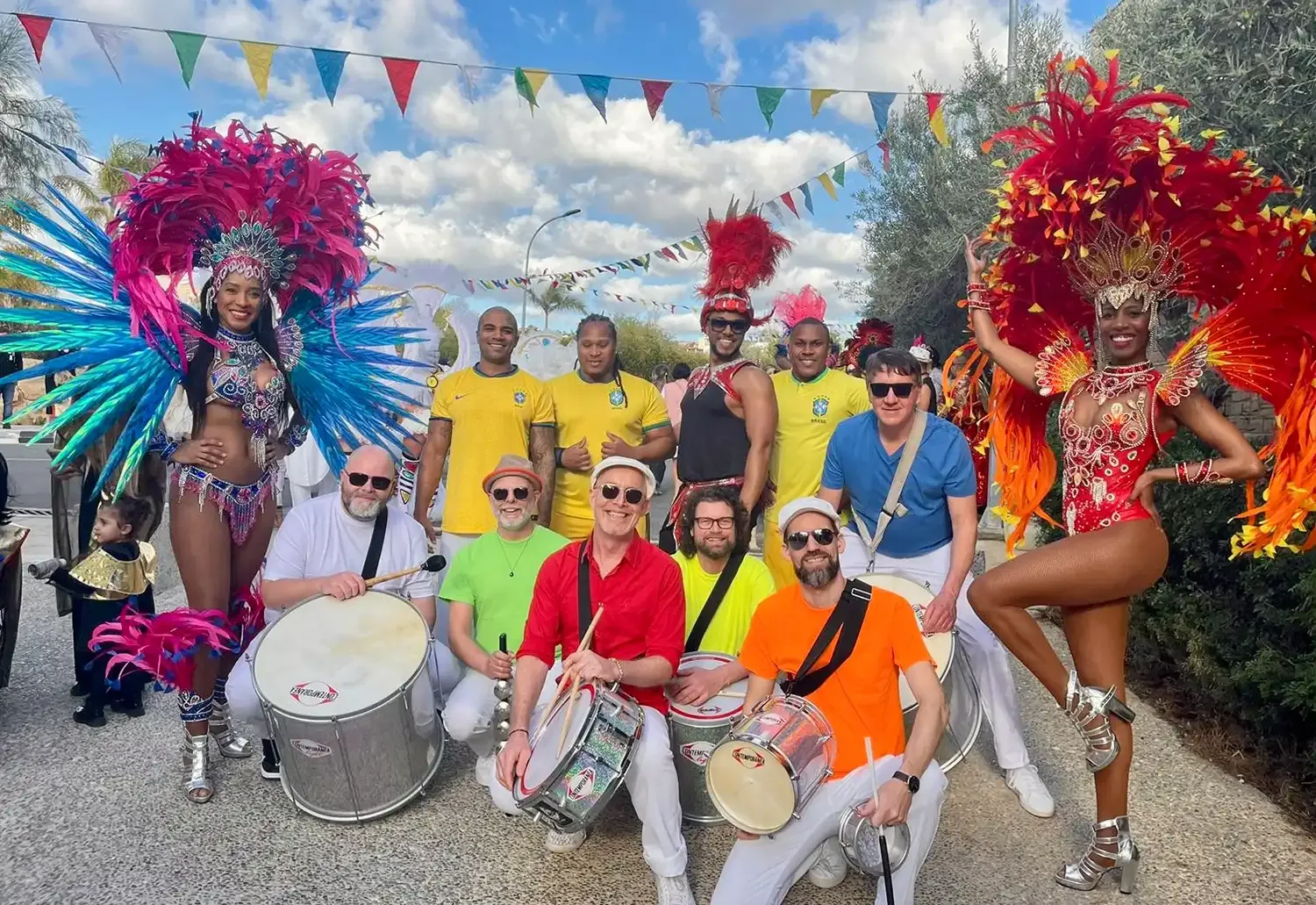 Percussion-Musiker und Tänzerinnen bei einer Veranstaltung