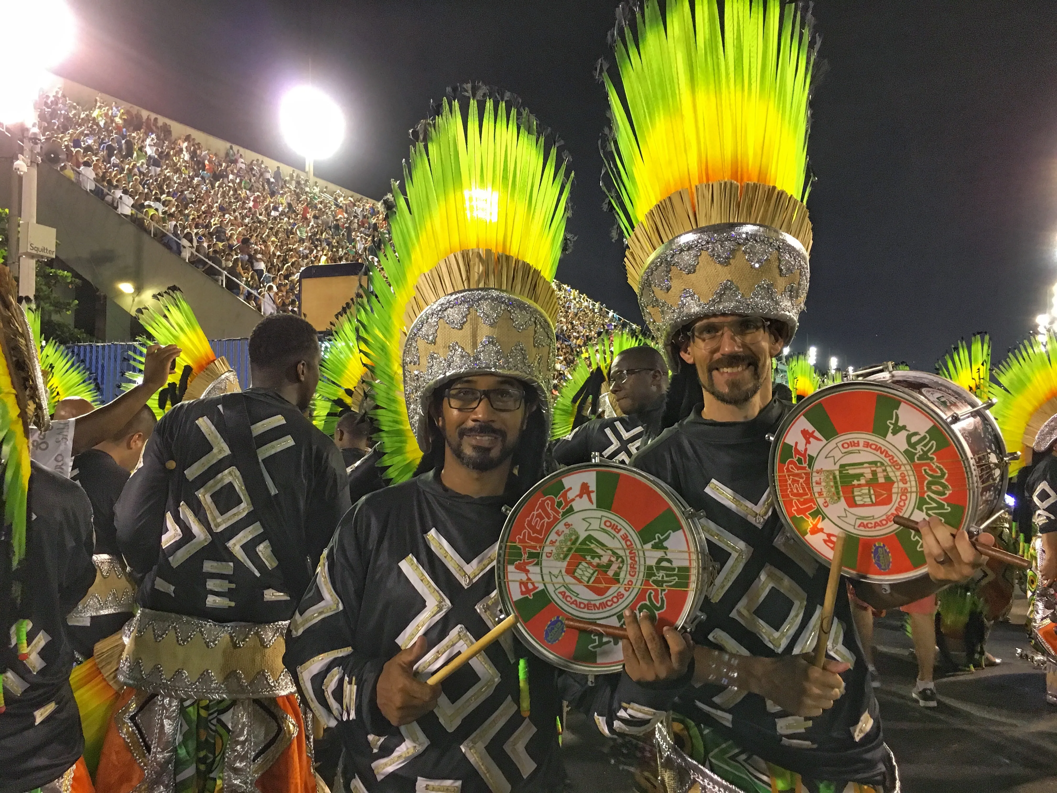 Chris und Serrinha mit Percussion-Instrumenten beim Karneval in Rio
