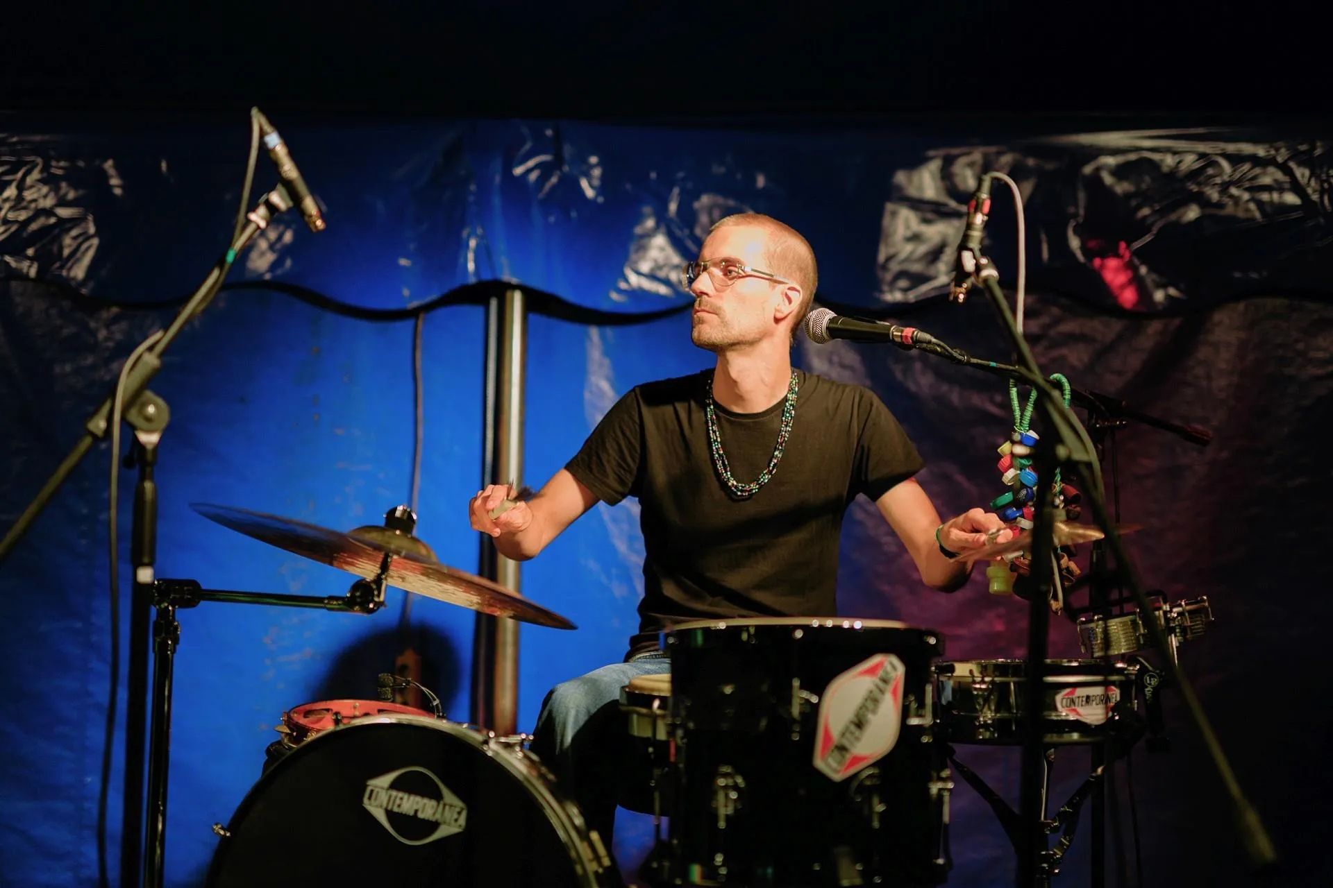 Chris Quade Couto spielt Percussion auf der Bühne