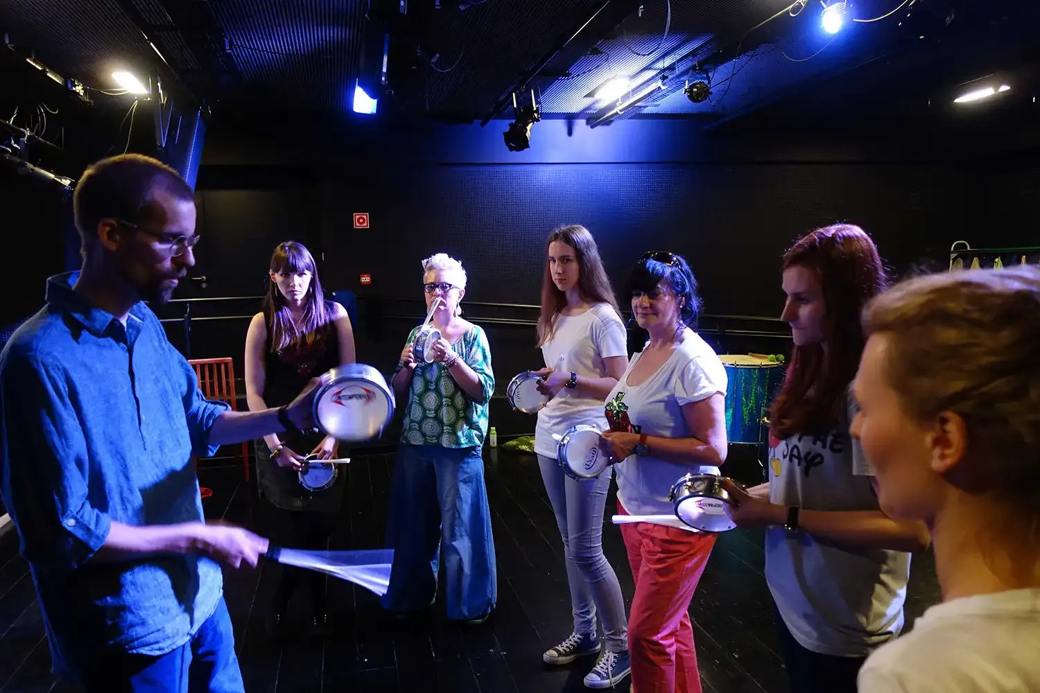 Percussion-Unterricht mit Tamborims in einer kleinen Gruppe